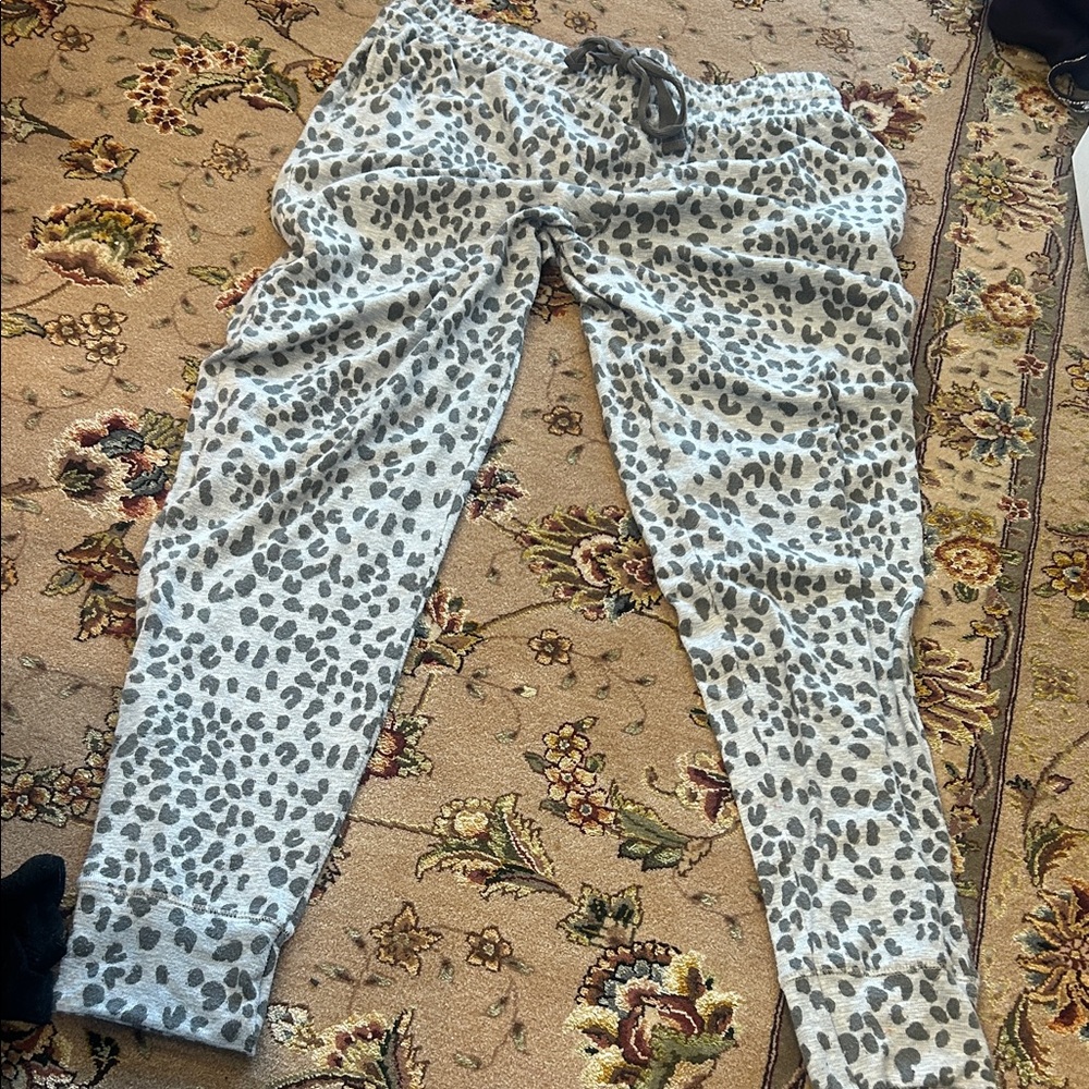 Soft Gray Leopard Print Jogger Sweat Pants-sz M